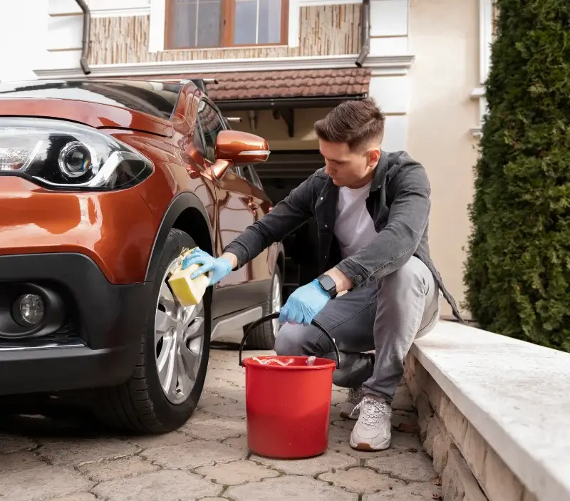 Lavage auto à domicile Oberschaeffolsheim : professionnel intervenant sur un véhicule
